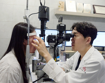 [M메디 소비자뉴스] 여름휴가 떠나는 8월, 시력교정 ‘골든타임’… 스마일프로 장점은?