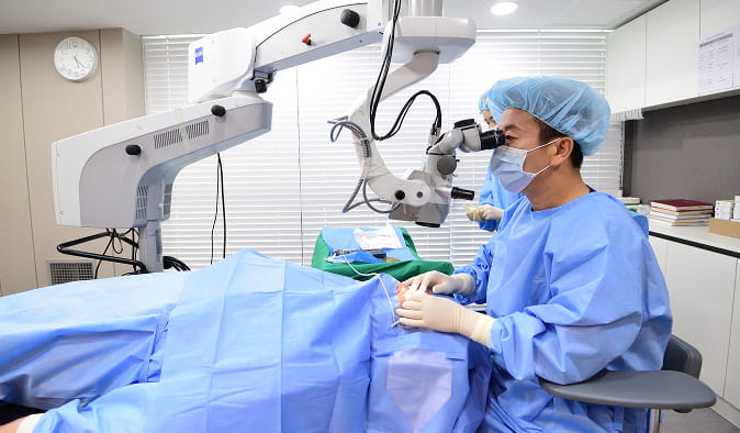 의료진 집도 이미지